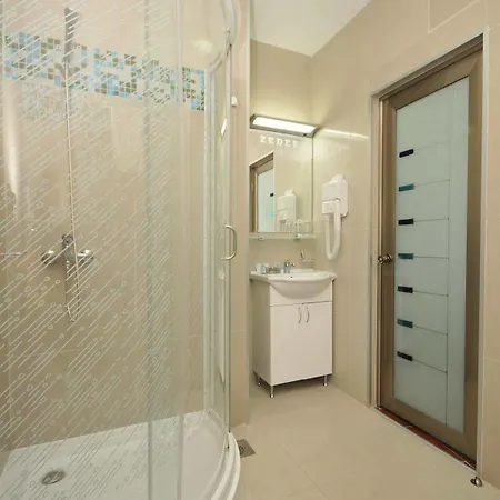 Hotel Zeder Garni 4*